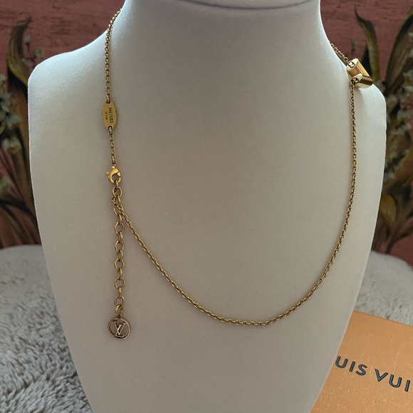Louis Vuitton Essential V Necklace -Full set - Picture 7 of 9